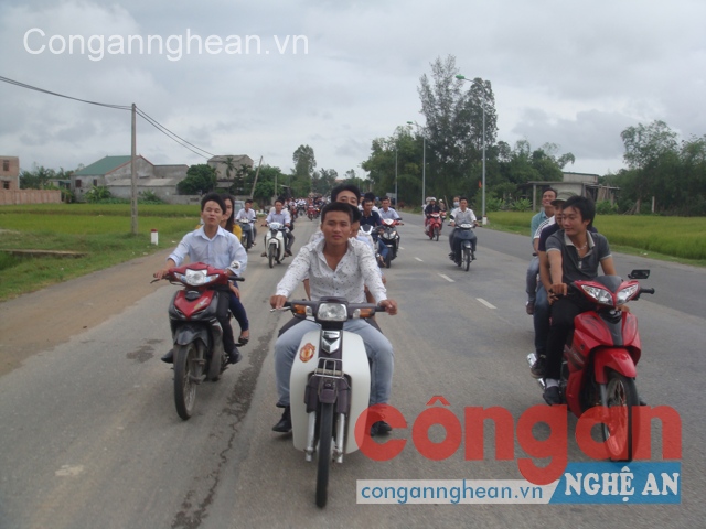 Tình trạng vi phạm TTATGT khi tham gia lễ rước dâu trong đám cưới  còn phổ biến