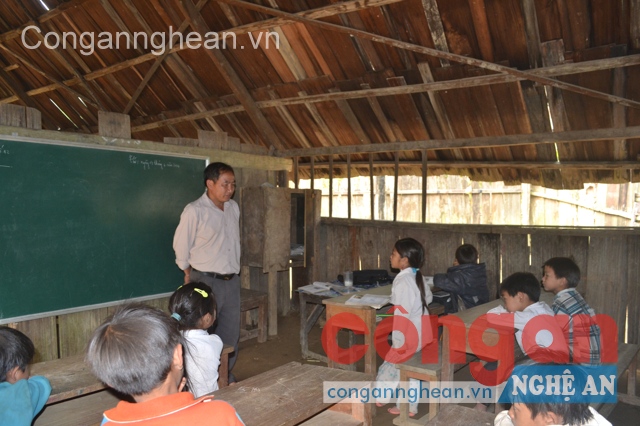 Giờ lên lớp của thầy giáo Lỳ Chư Sò cùng các em học sinh