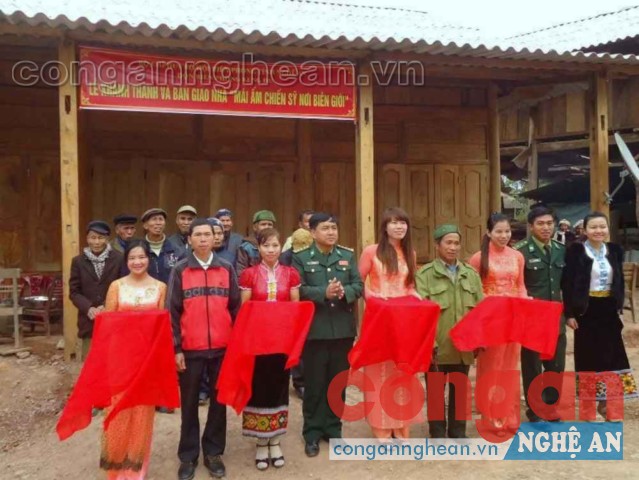 Cắt băng khánh thành “Mái ấm chiến sĩ nơi biên giới” cho gia đình  Trung úy Xeo Văn Thắng