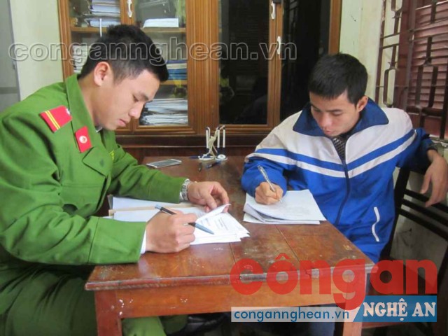 Đối tượng Lê Quốc Tuấn, kẻ gây ra nhiều vụ trộm xe máy  đang khai báo tại cơ quan Công an