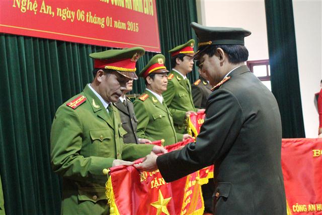Lãnh đạo Công an TP Vinh nhận Cờ thi đua của Bộ Công an 