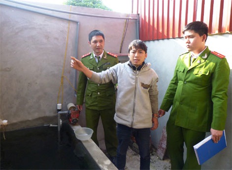 Nguyễn Tiến Dũng tại hiện trường vụ án.