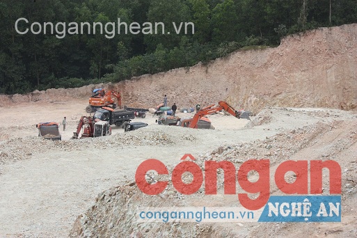 Máy múc và xe tải đang khai thác đất trái phép tại Rú Gây, xã Đức Thành