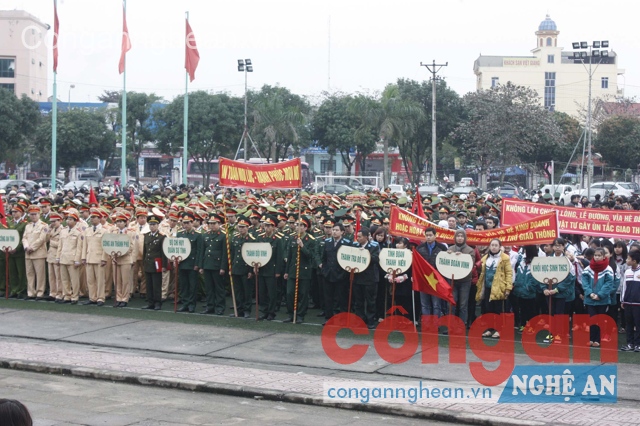 Đông đảo các tổ chức đoàn thể, cơ quan, ban, ngành và nhân dân tập trung hưởng ứng Lễ ra quân đảm bảo TTATGT