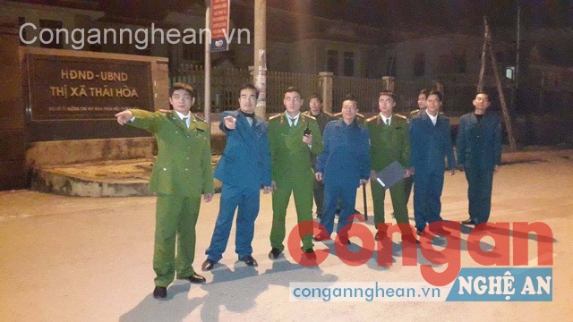 Lực lượng liên ngành gồm Công an, DQTV và BVDP  phường Hòa Hiếu phối hợp tuần tra vũ trang vào ban đêm