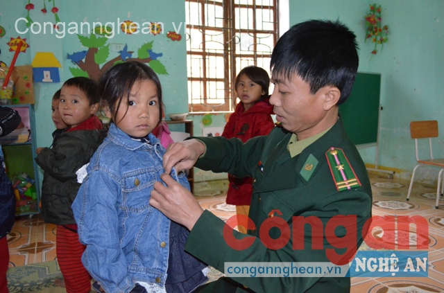 Mặc áo ấm cho các học sinh