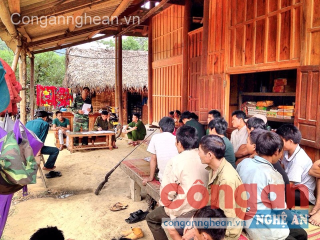 Đồn Biên phòng Tam Quang phối hợp  với các lực lượng vận động nhân dân  giao nộp vũ khí