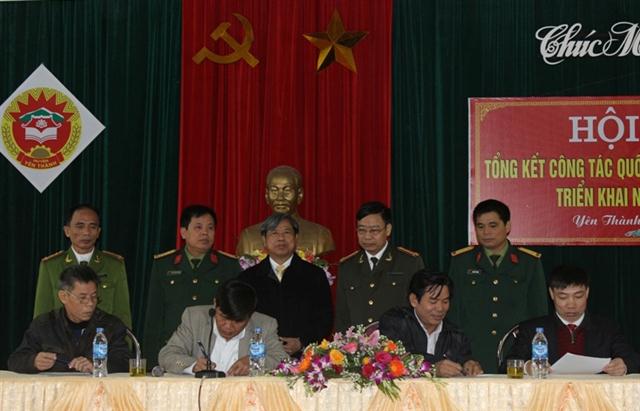 Đại tá Lữ Văn Tường, Phó Giám đốc Công an tỉnh  trao Giấy khen cho các cá nhân có thành tích xuất sắc