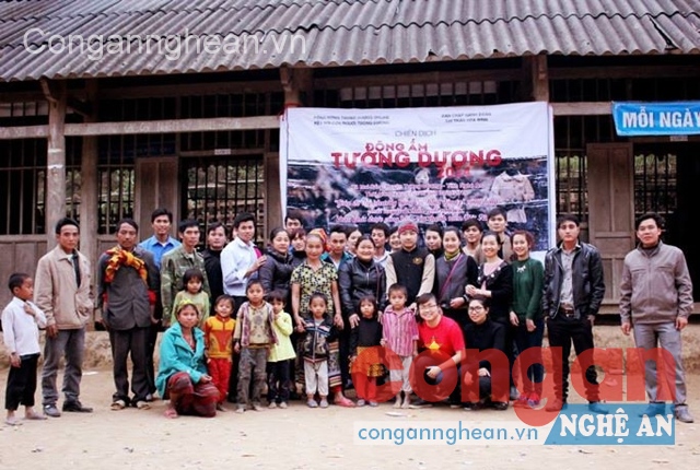 Đoàn chiến dịch “Đông ấm Tương Dương” chụp  ảnh cùng bà con dân bản