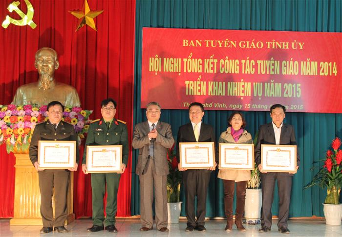 Trao giấy khen cho các đơn vị có thành tích xuất sắc