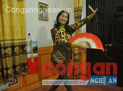 Nghệ sĩ Kim Tân đang biểu diễn một điệu chèo cổ