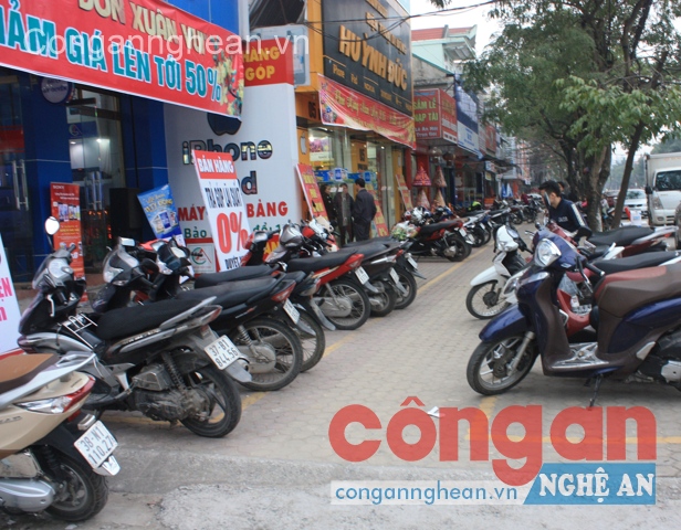 Sau ngày ra quân, tình trạng tái lấn chiếm vỉa hè vi phạm                                hành lang ATGT ở nhiều địa phương vẫn còn diễn ra