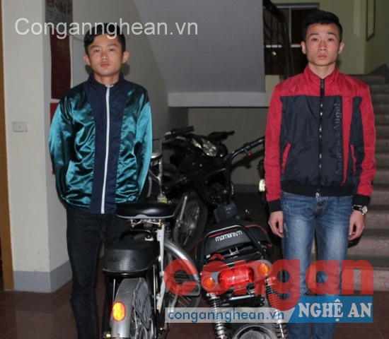 Hai đối tượng và tang vật  tại cơ quan Công an