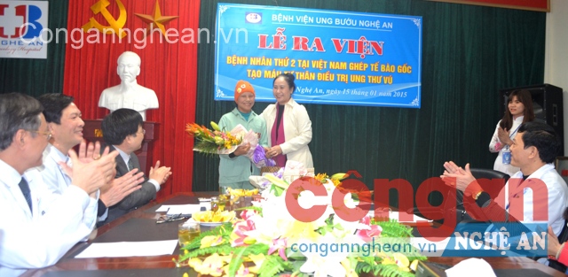 Phó Chủ tịch UBND tỉnh Đinh Thị Lệ Thanh tặng hoa cho bệnh nhân trước khi ra viện