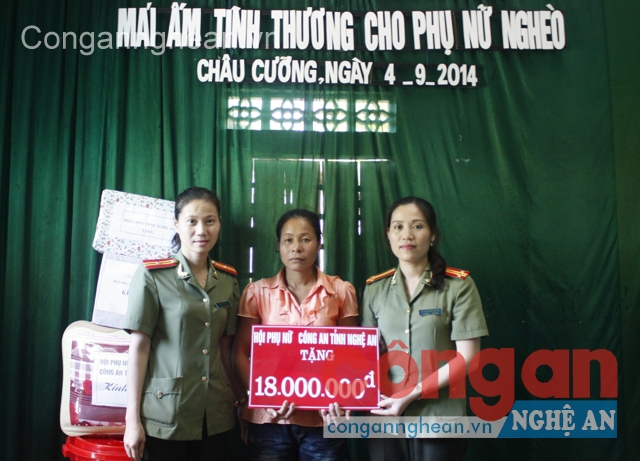 Hội Phụ nữ Công an tỉnh Nghệ An trao tặng mái ấm tình thương cho phụ nữ nghèo tại xã Châu Cường, huyện Quỳ Hợp