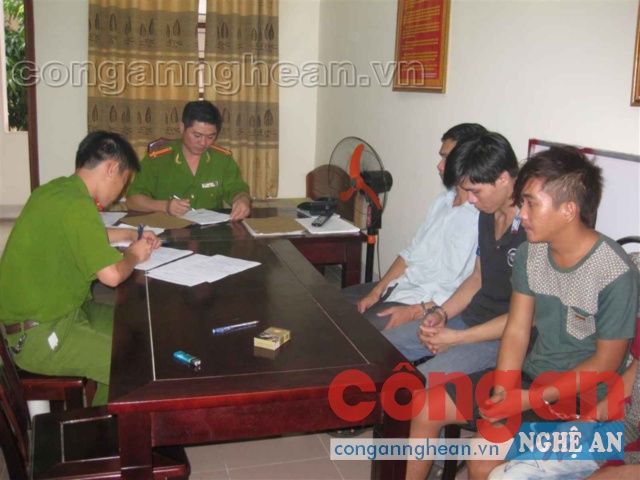Cán bộ Phòng Cảnh sát Truy nã tội phạm lấy lời khai của một số đối tượng truy nã