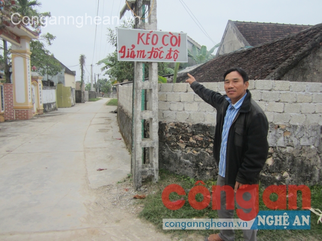 Những biển báo của ông Thuận góp phần làm giảm tai nạn giao thông trong thôn xóm