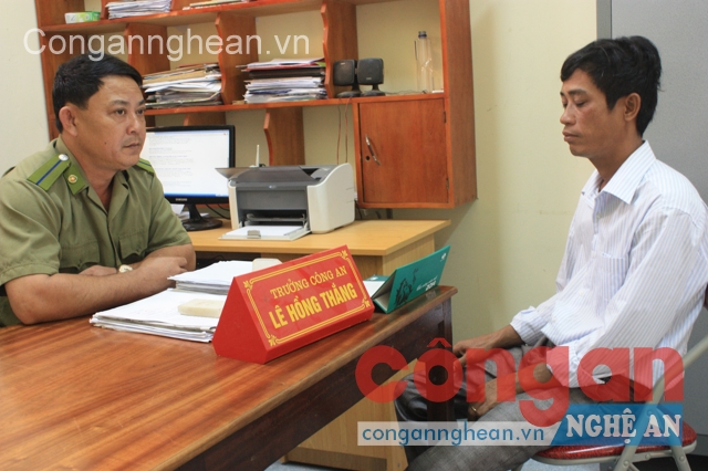 Anh Tưởng đang trao đổi với Trưởng Công an thị trấn Quỳ Hợp