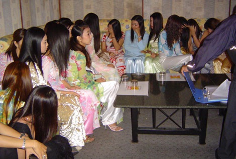  Với số nhân viên đông đúc, cơ sở kinh doanh karaoke, vũ trường đã khiến công tác thanh, kiểm tra khó khăn.
