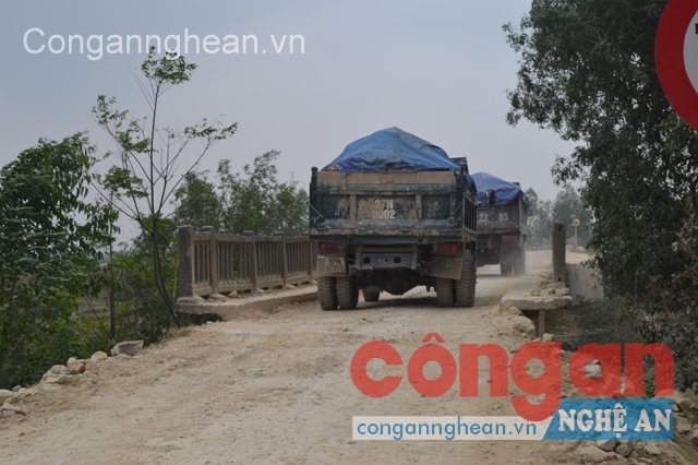 Xe chở vật liệu xây dựng cũng là nguyên nhân khiến cầu nhanh hỏng
