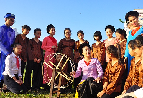 Việc truyền dạy các làn điệu ví, giặm cho lớp trẻ hiện nay cũng là một trong những việc làm giúp các em biết yêu, trân trọng và gìn giữ, phát huy các giá trị của di sản