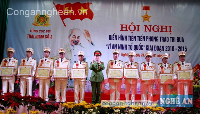 Khen thưởng các cá nhân có thành tích xuất sắc trong phong trào thi đua