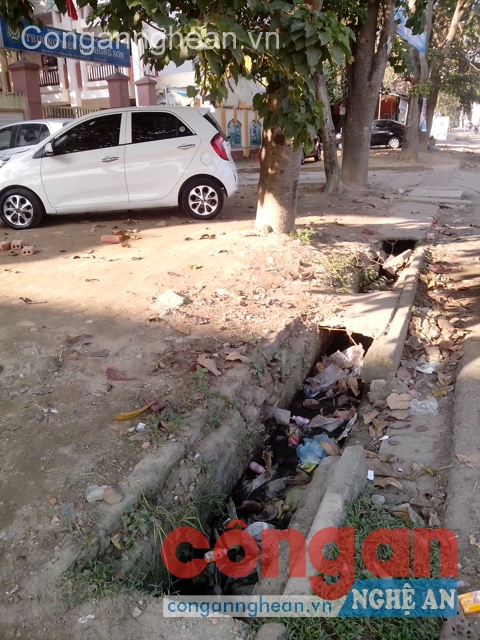 Một dãy mương thoát nước bị mất nắp tồn tại từ lâu trước cổng trường