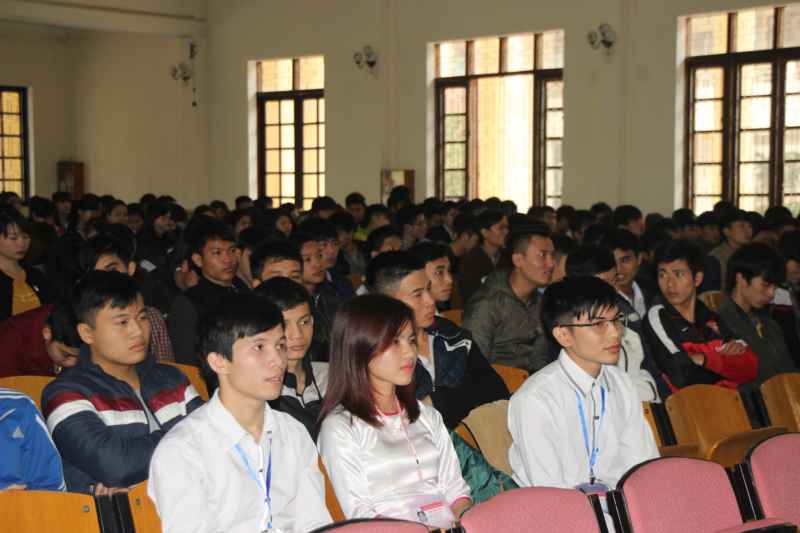 Rất đông sinh viên dự lễ 