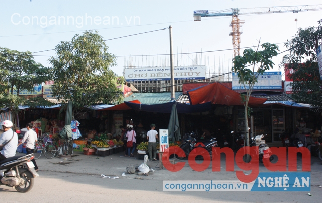Tiểu thương HTX chợ Bến Thủy đã yên tâm kinh doanh, buôn bán