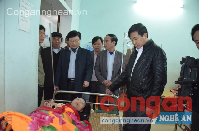 Lãnh đạo Sở Y tế, chính quyền địa phương và các ban, ngành thăm hỏi, động viên các công nhân bị ngộ độc