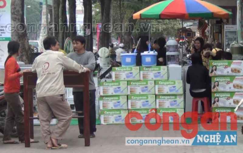 Toàn bộ vỉa hè khu vực này biến thành gian hàng