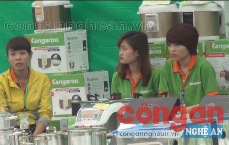 Nhân viên vô tư ngồi làm việc, cười nói ngay trên vỉa hè