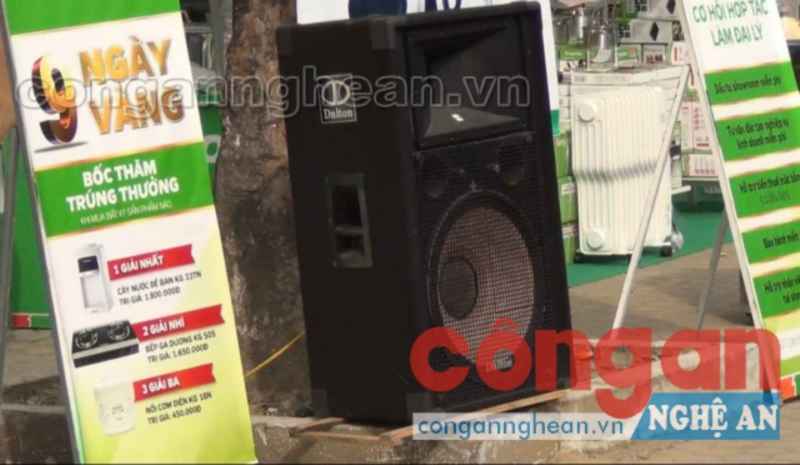 Loa công suất lớn được đặt ngay gốc cây trên vỉa hè, đọc nội dung ra rả khiến người đi đường đinh tai nhức óc
