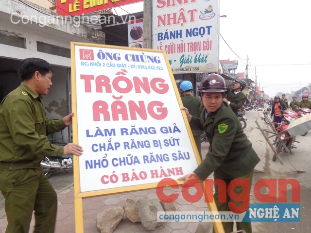 Lực lượng Công an kiên quyết thu giữ biển quảng cáo sai quy định