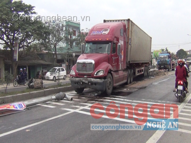 Chiếc xe lao hẳn sang phần đường đối diện