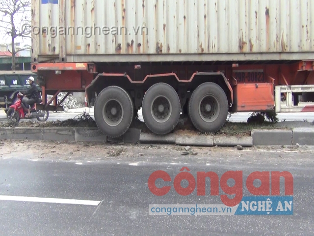 Cột đèn đươngf và giải phân cách bị đỗ gãy