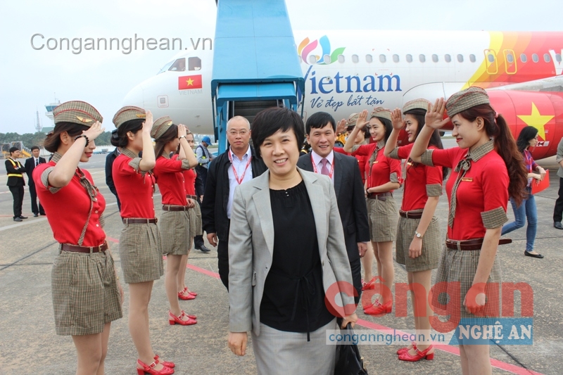 Bà Kang Jeong Hee may mắn là hành khách thứ 10 triệu của Vietjet