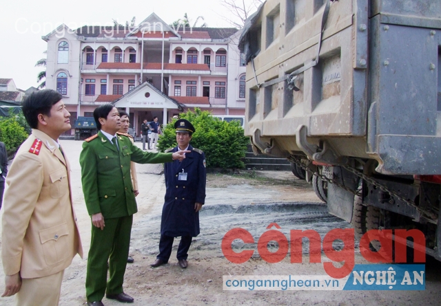 Lãnh đạo Công an tỉnh thường xuyên tăng cường kiểm tra, hướng dẫn việc xử lý xe quá tải trên địa bàn huyện Kỳ Anh