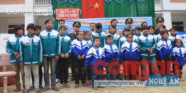 Đại diện lãnh đạo các đơn vị trao áo đồng phục cho học sinh Trường PTCS Tam Hợp