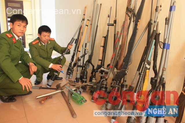 Công an huyện Anh Sơn kiểm tra vũ khí, vật liệu nổ, công cụ hỗ trợ qua vận động, thu hồi được