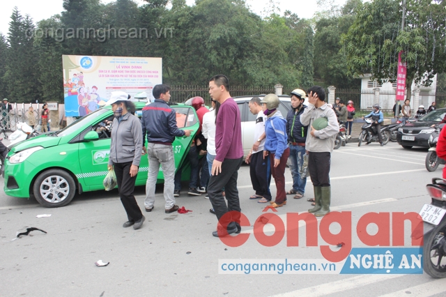Người dân giúp đưa người bị nạn đi cấp cứu