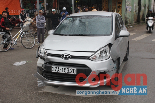 Chiếc ô tô gây tai nạn