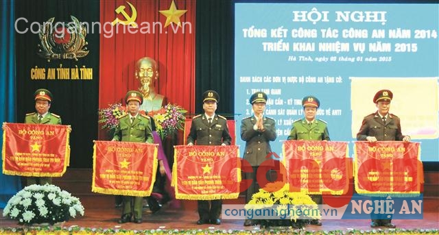 Trưởng Phòng Quản lý Xuất nhập cảnh (thứ 3 từ trái sang) nhận Cờ dẫn đầu phong trào thi đua “Vì ANTQ” cấp cơ sở do Bộ Công an trao tặng