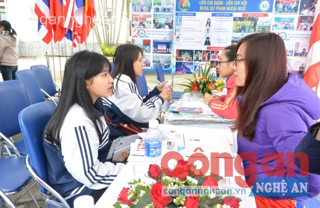 Các em học sinh lắng nghe hướng dẫn tại ngày hội tư vấn tuyển sinh 2015 tại ĐH Vinh