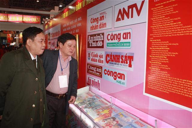 Thăm quan gian trưng bày của lực lượng CAND