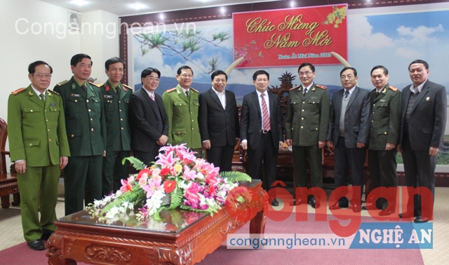 Các đồng chí trong đoàn chụp ảnh với Lãnh đạo Công an tỉnh