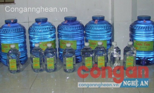 Rượu của cơ sở này được đóng vào các can lớn để tiêu thụ