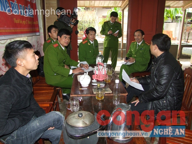 Đoàn công tác lập biên bản vi phạm đối với cơ sở sản xuất rượu