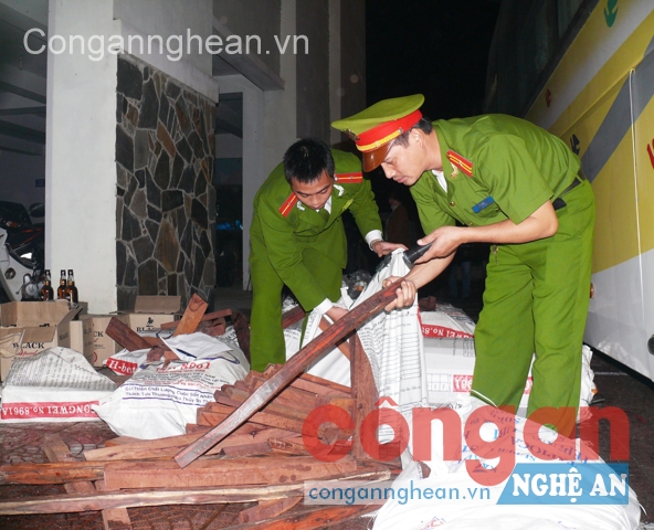 Lực lượng chức năng tiến hành kiểm đếm số hàng bị thu giữ