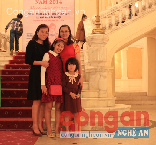 Chị Hương (bên trái) và 2 cháu Huyền - Linh tại Nhà hát lớn Hà Nội